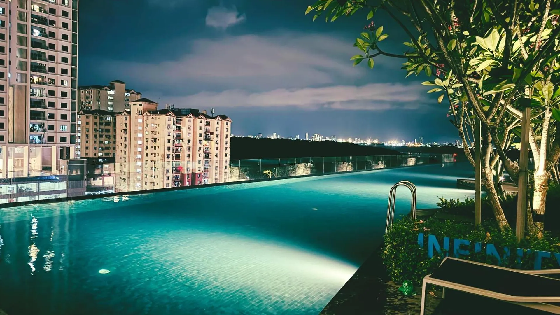 Perfect For Groups! 2Br With 5 Queen Beds & Wifi Jelutong Apartment