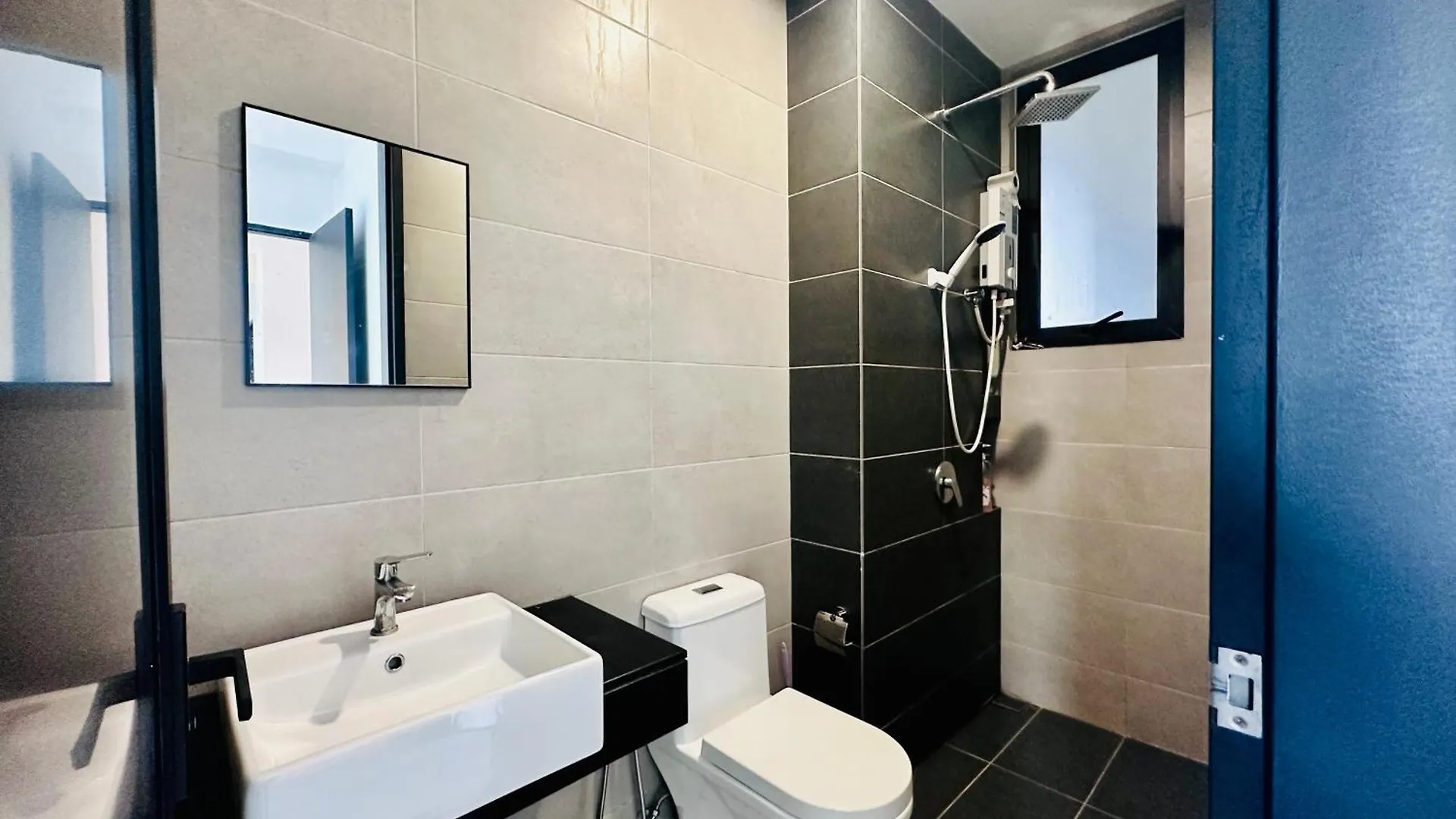 Perfect For Groups! 2Br With 5 Queen Beds & Wifi Jelutong 0*,  Ma­lay­sia
