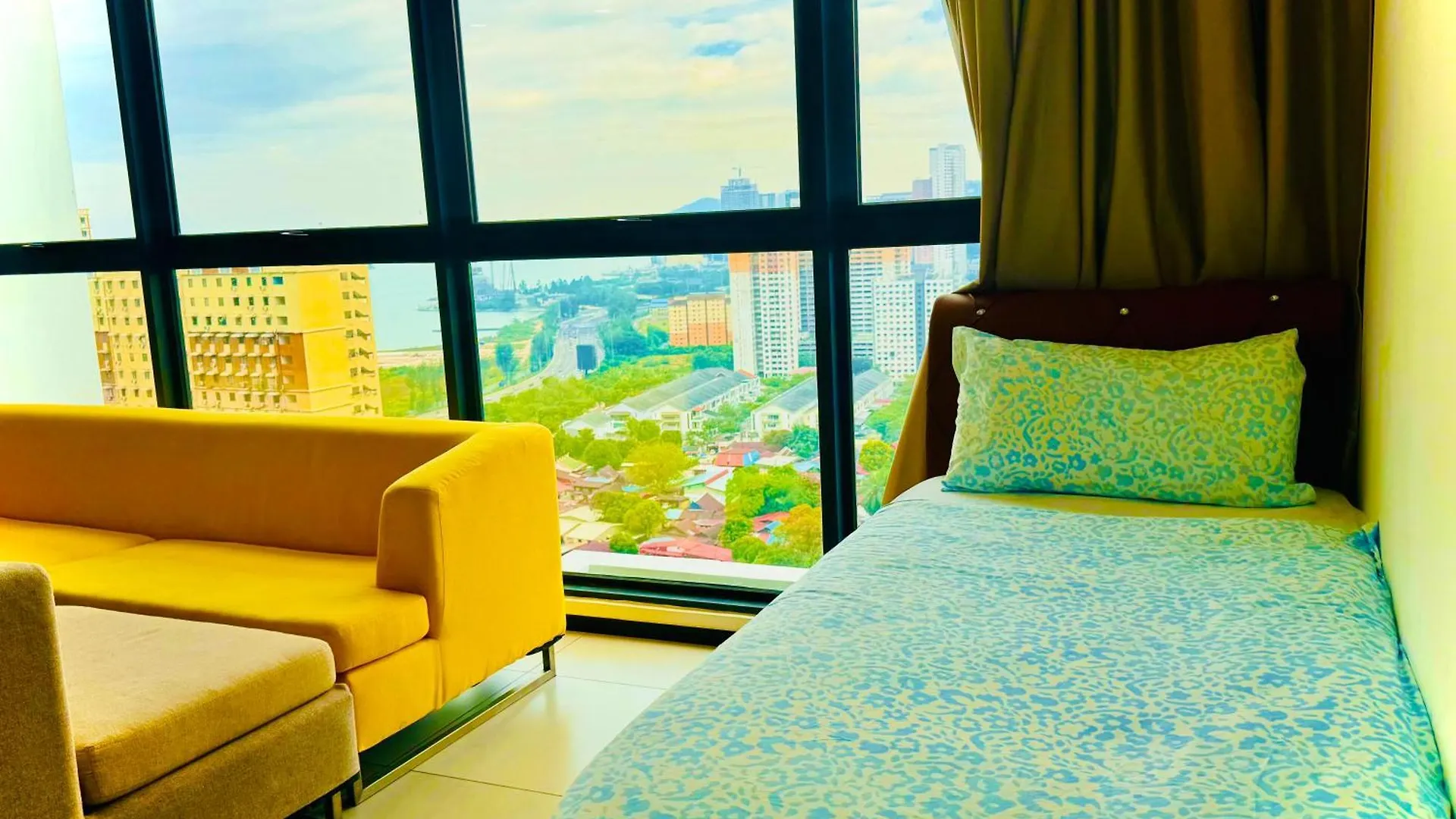 Apartment Perfect For Groups! 2Br With 5 Queen Beds & Wifi Jelutong Ma­lay­sia