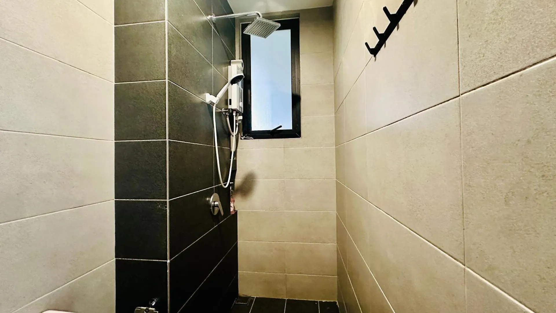 Apartment Perfect For Groups! 2Br With 5 Queen Beds & Wifi Jelutong Ma­lay­sia